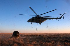 Космический корабль с российско-американским экипажем приземлился в Казахстане