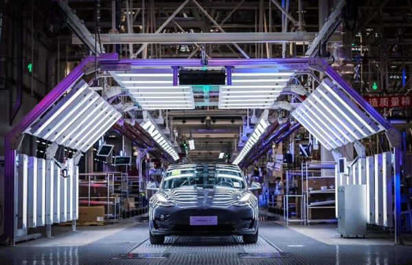 Автомобили Tesla теперь сами покидают производственную линию