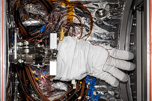 NASA начала тестировать перчатки скафандров в очень холодной «коробке»