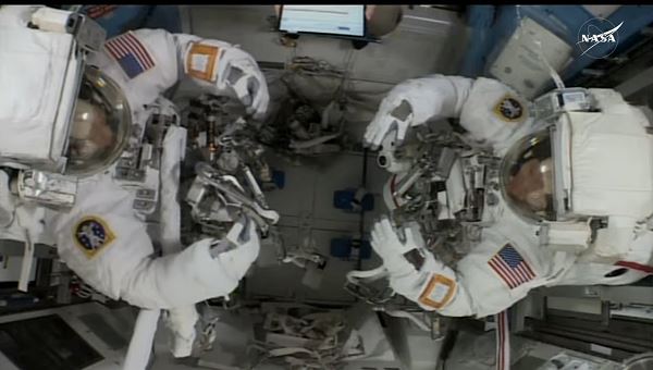 Американские космонавты совершили выход в открытый космос